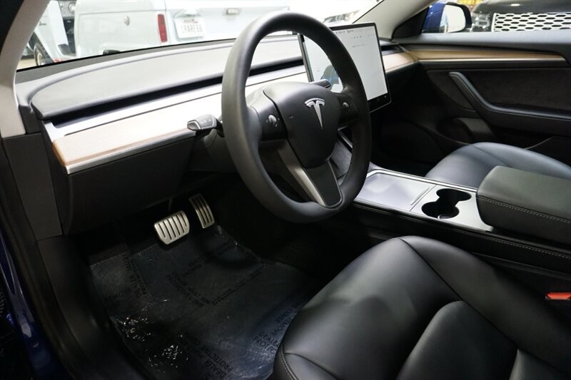 Tesla Model 3 Performance Vehicle Full-screen Gallery Image 18