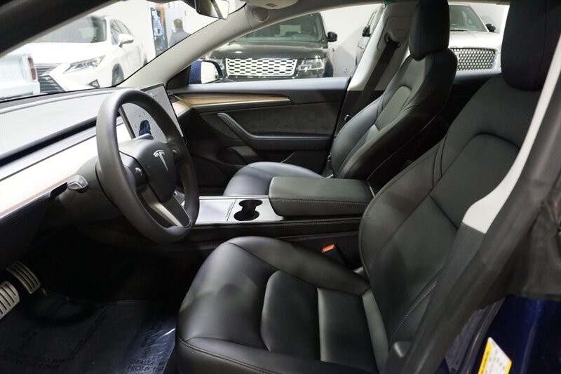 Tesla Model 3 Performance Vehicle Full-screen Gallery Image 20