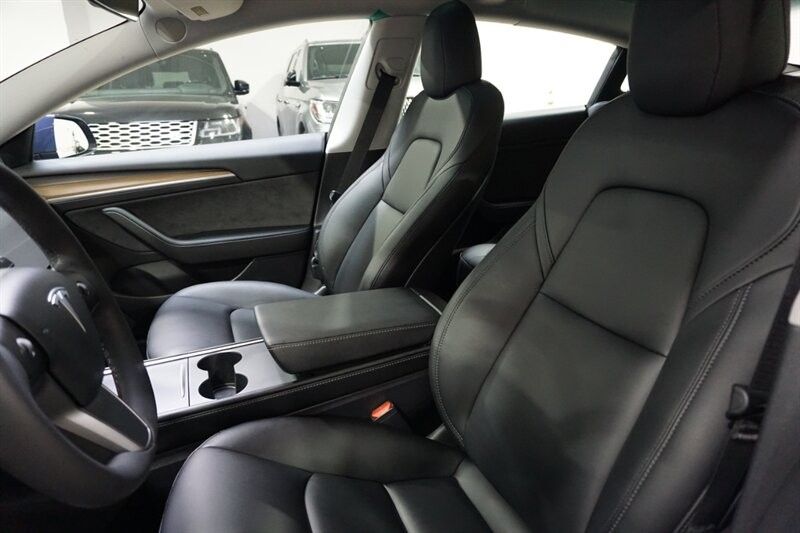 Tesla Model 3 Performance Vehicle Full-screen Gallery Image 21