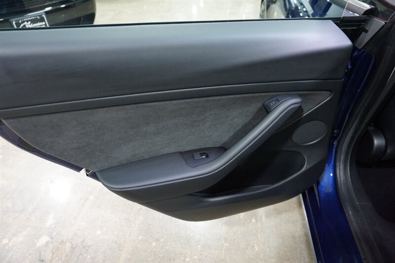 Tesla Model 3 Performance Vehicle Full-screen Gallery Image 22