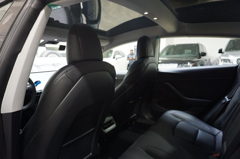 Tesla Model 3 Performance Vehicle Full-screen Gallery Image 23