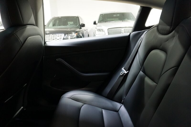 Tesla Model 3 Performance Vehicle Full-screen Gallery Image 24