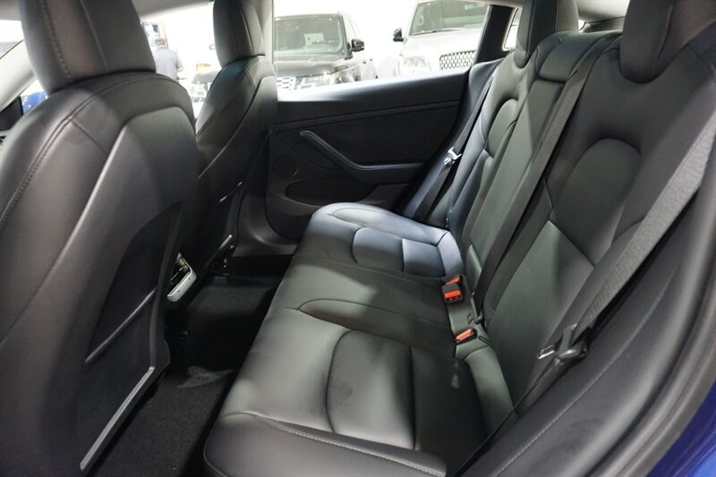 Tesla Model 3 Performance Vehicle Full-screen Gallery Image 25