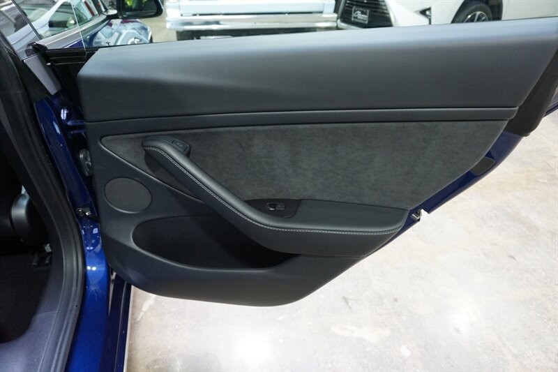 Tesla Model 3 Performance Vehicle Full-screen Gallery Image 27