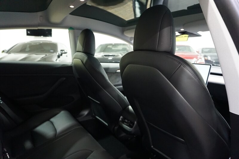 Tesla Model 3 Performance Vehicle Full-screen Gallery Image 28