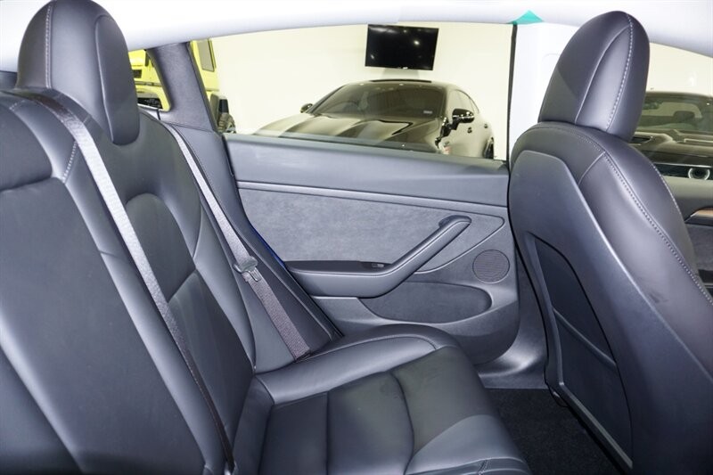 Tesla Model 3 Performance Vehicle Full-screen Gallery Image 29