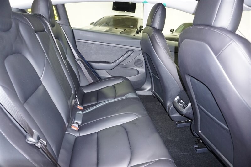 Tesla Model 3 Performance Vehicle Full-screen Gallery Image 30