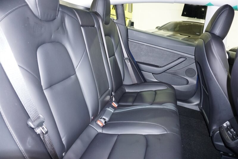 Tesla Model 3 Performance Vehicle Full-screen Gallery Image 31