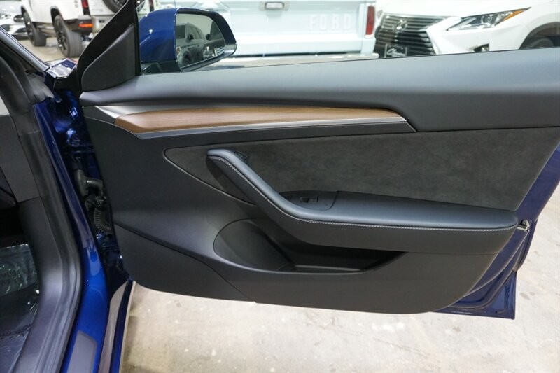 Tesla Model 3 Performance Vehicle Full-screen Gallery Image 32