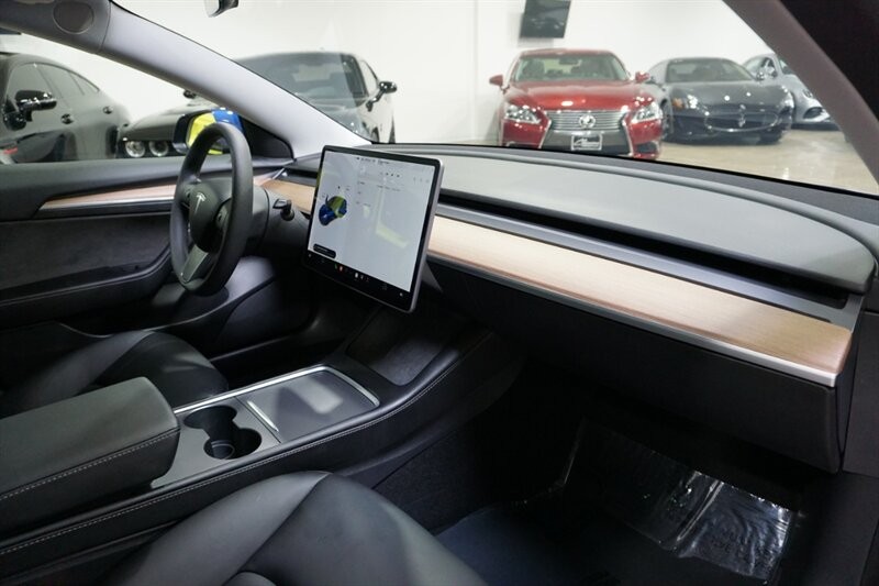Tesla Model 3 Performance Vehicle Full-screen Gallery Image 33