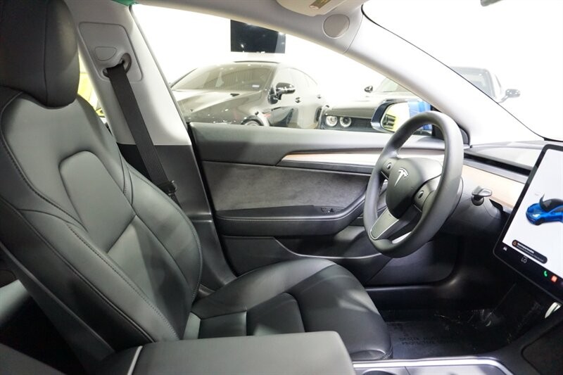 Tesla Model 3 Performance Vehicle Full-screen Gallery Image 34