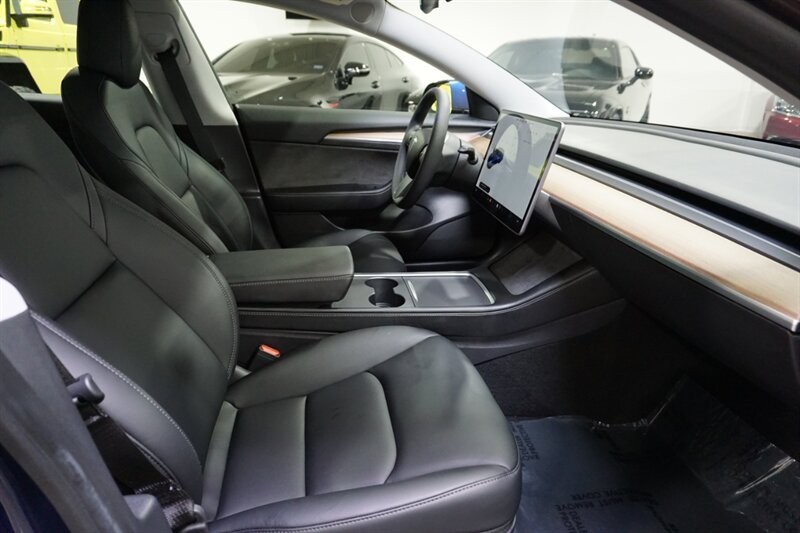 Tesla Model 3 Performance Vehicle Full-screen Gallery Image 35