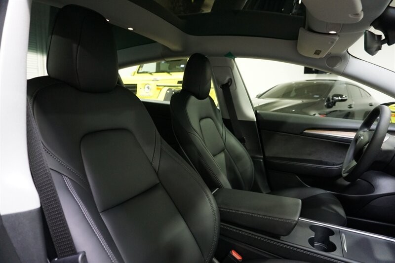 Tesla Model 3 Performance Vehicle Full-screen Gallery Image 36