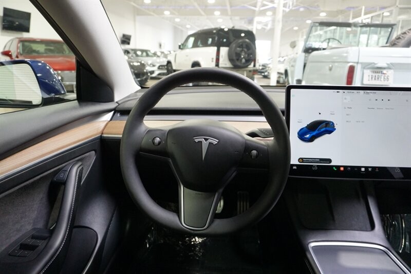 Tesla Model 3 Performance Vehicle Full-screen Gallery Image 37