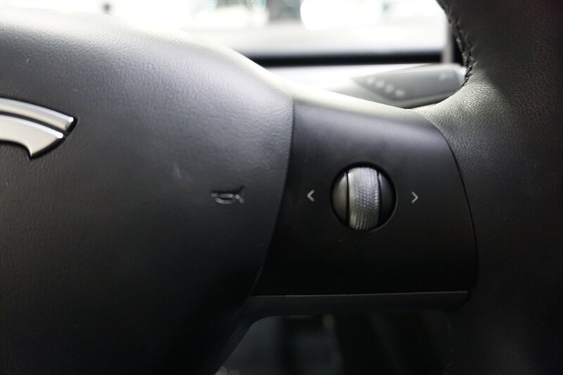 Tesla Model 3 Performance Vehicle Full-screen Gallery Image 40