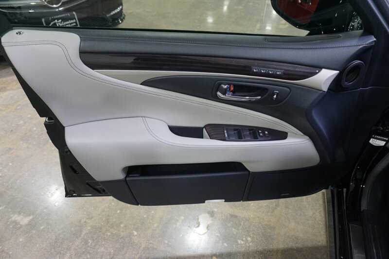 Lexus LS 460 460 Vehicle Full-screen Gallery Image 17