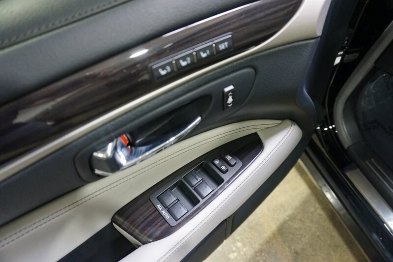 Lexus LS 460 460 Vehicle Full-screen Gallery Image 18