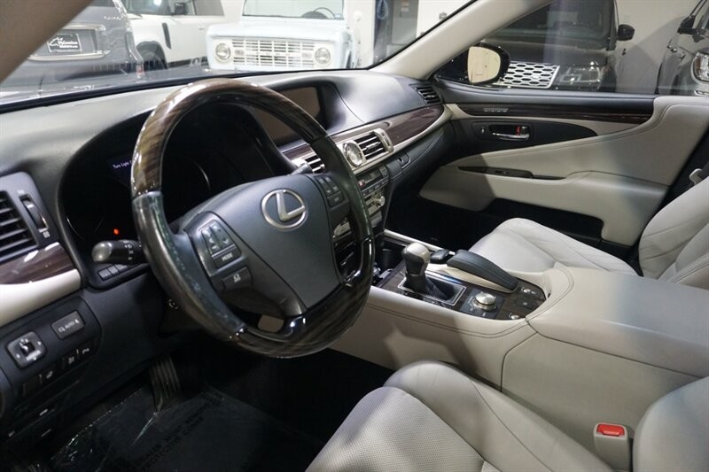 Lexus LS 460 460 Vehicle Full-screen Gallery Image 19