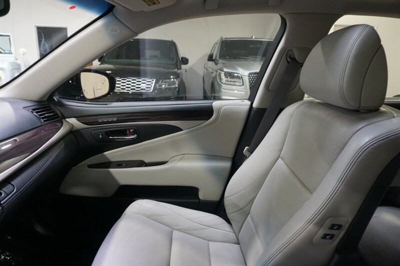 Lexus LS 460 460 Vehicle Full-screen Gallery Image 20