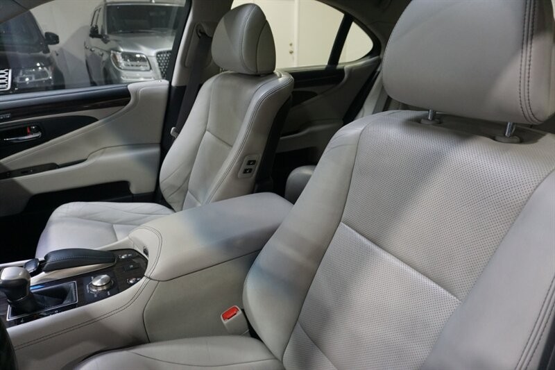 Lexus LS 460 460 Vehicle Full-screen Gallery Image 22