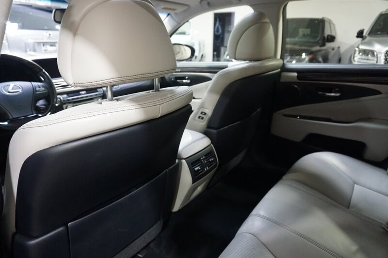 Lexus LS 460 460 Vehicle Full-screen Gallery Image 24