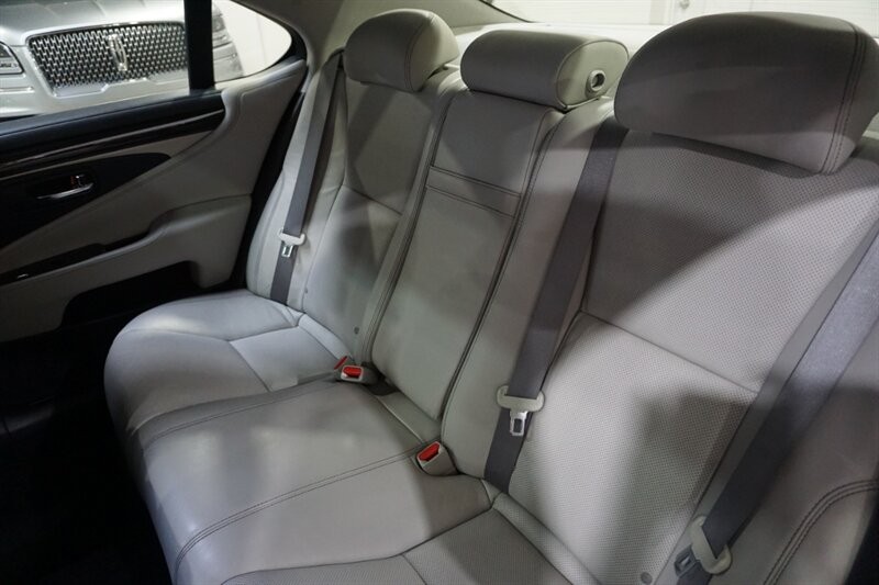 Lexus LS 460 460 Vehicle Full-screen Gallery Image 27