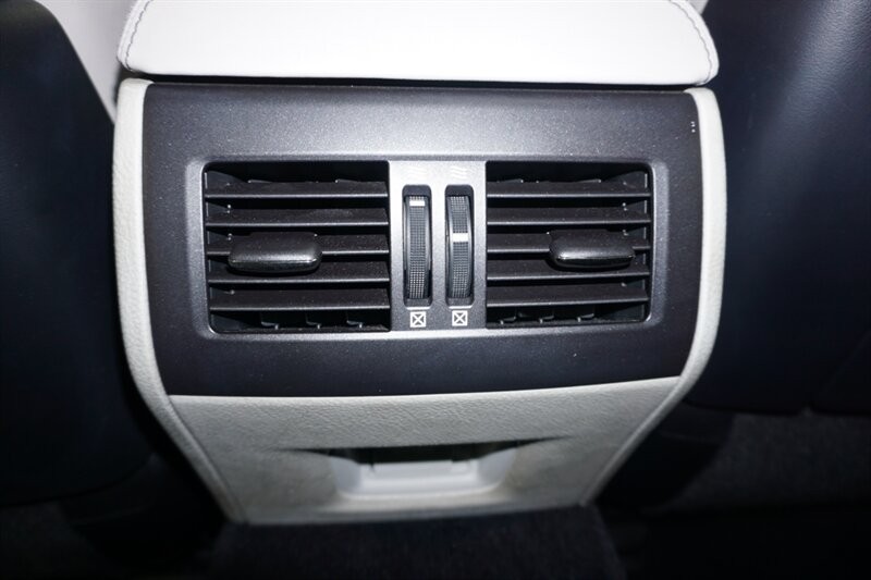 Lexus LS 460 460 Vehicle Full-screen Gallery Image 28