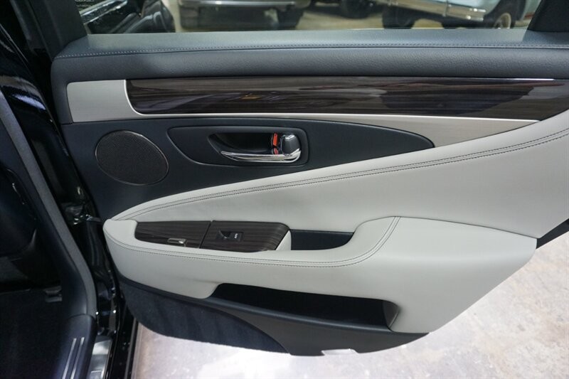 Lexus LS 460 460 Vehicle Full-screen Gallery Image 29