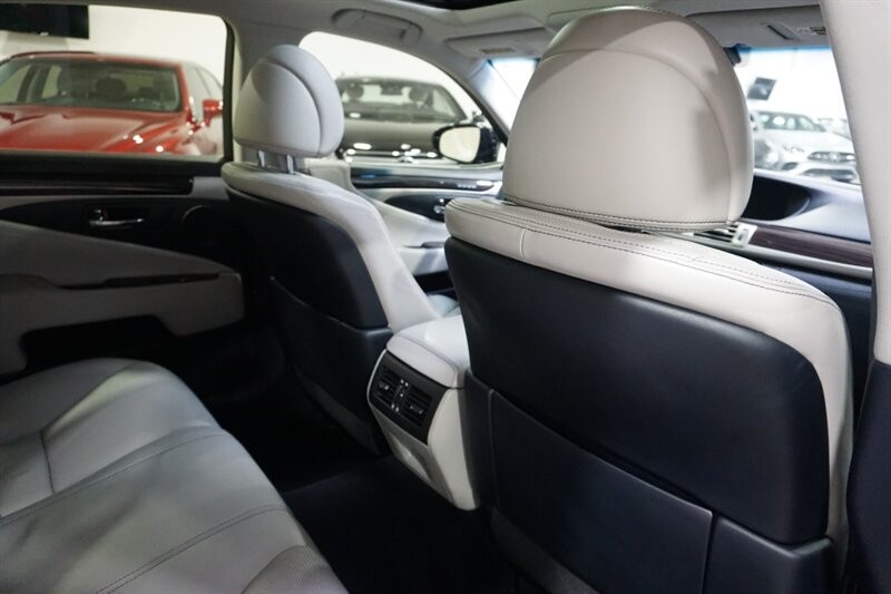 Lexus LS 460 460 Vehicle Full-screen Gallery Image 30