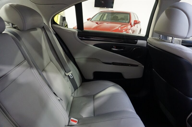 Lexus LS 460 460 Vehicle Full-screen Gallery Image 31