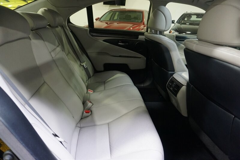 Lexus LS 460 460 Vehicle Full-screen Gallery Image 32