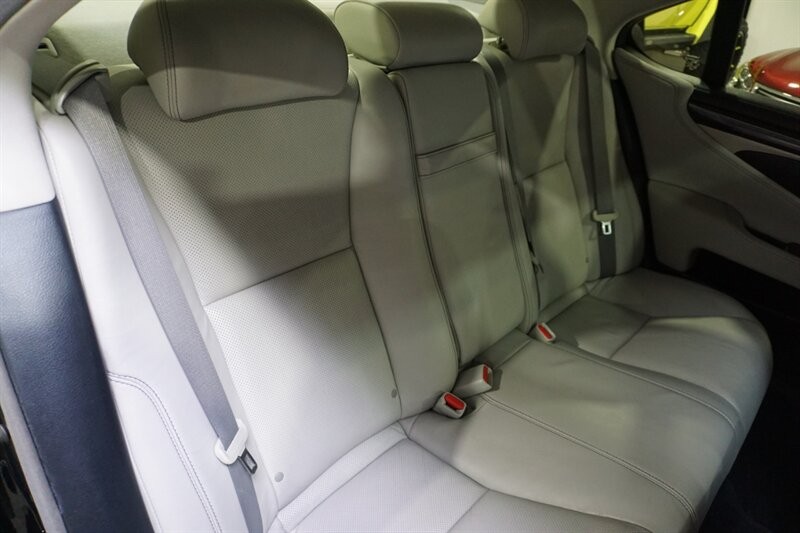 Lexus LS 460 460 Vehicle Full-screen Gallery Image 33