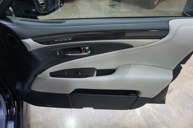 Lexus LS 460 460 Vehicle Full-screen Gallery Image 34