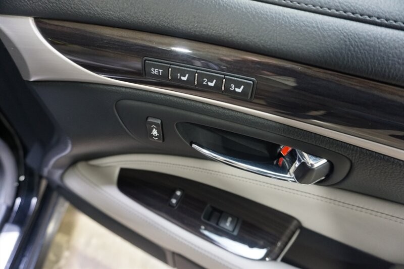 Lexus LS 460 460 Vehicle Full-screen Gallery Image 35