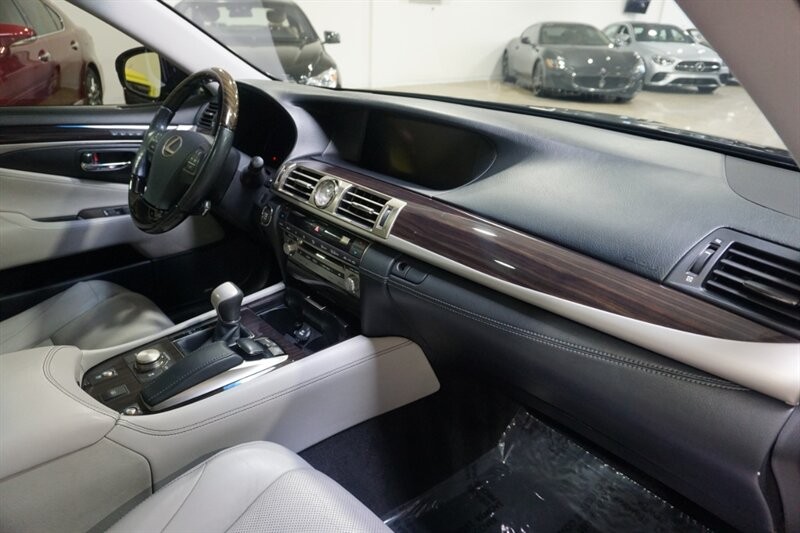 Lexus LS 460 460 Vehicle Full-screen Gallery Image 36