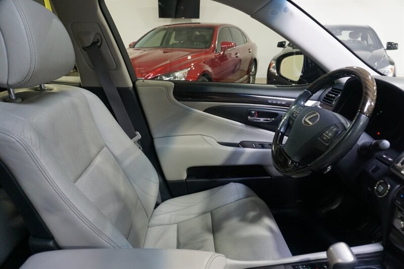 Lexus LS 460 460 Vehicle Full-screen Gallery Image 37