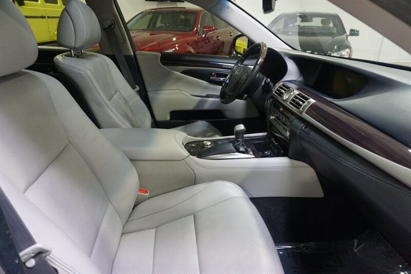 Lexus LS 460 460 Vehicle Full-screen Gallery Image 38