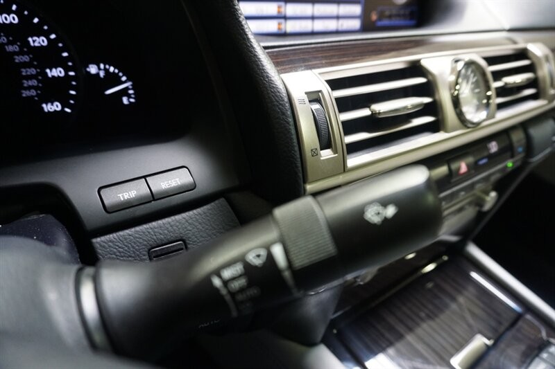 Lexus LS 460 460 Vehicle Full-screen Gallery Image 46