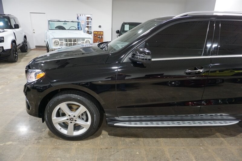 Mercedes-Benz GLE 350 Vehicle Full-screen Gallery Image 03