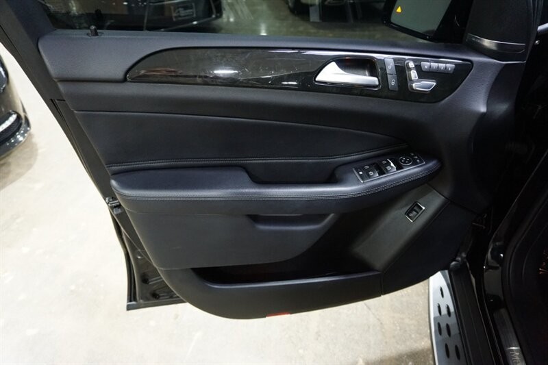 Mercedes-Benz GLE 350 Vehicle Full-screen Gallery Image 17