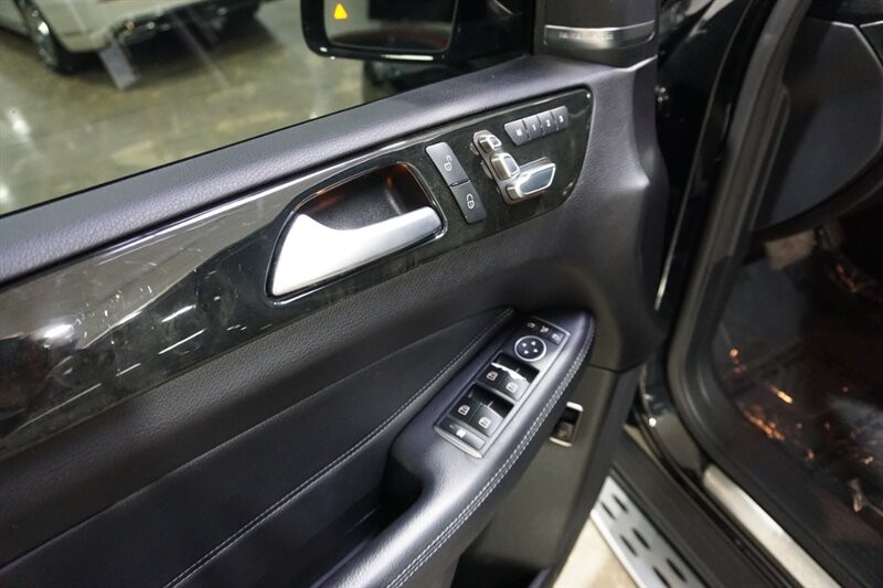 Mercedes-Benz GLE 350 Vehicle Full-screen Gallery Image 18