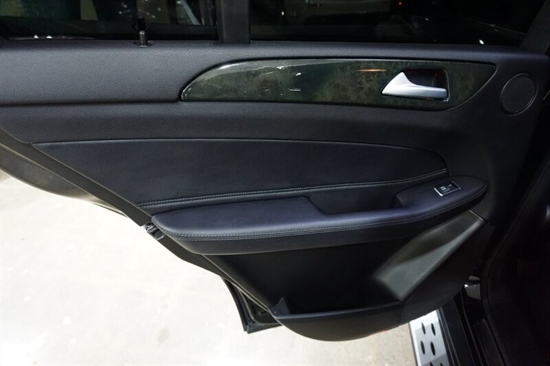 Mercedes-Benz GLE 350 Vehicle Full-screen Gallery Image 23