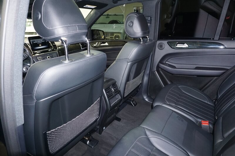 Mercedes-Benz GLE 350 Vehicle Full-screen Gallery Image 24