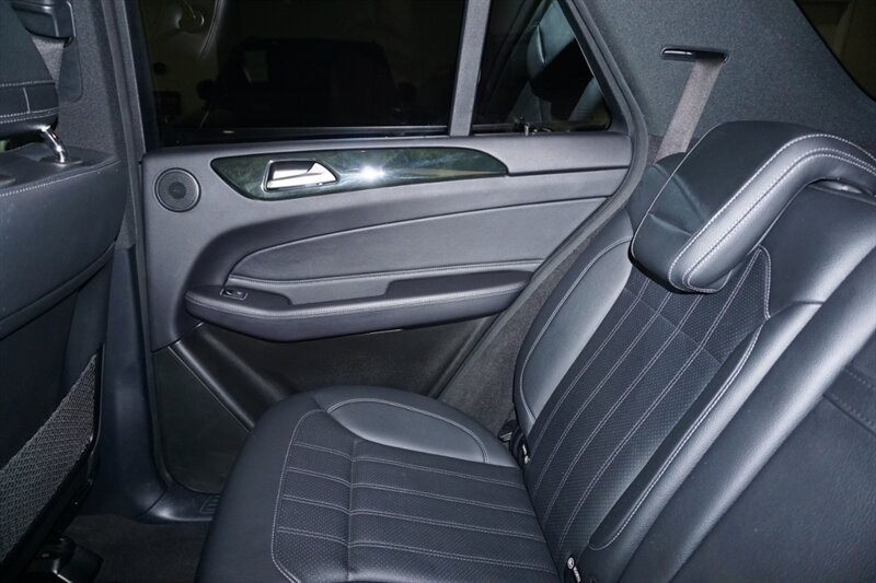 Mercedes-Benz GLE 350 Vehicle Full-screen Gallery Image 25