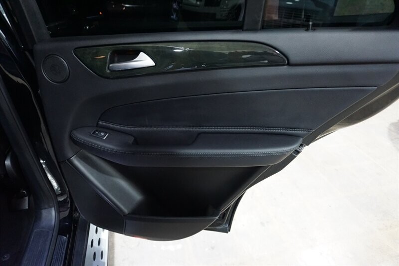 Mercedes-Benz GLE 350 Vehicle Full-screen Gallery Image 28