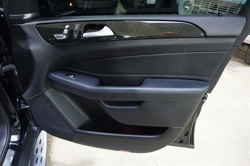 Mercedes-Benz GLE 350 Vehicle Full-screen Gallery Image 33