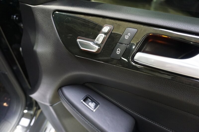 Mercedes-Benz GLE 350 Vehicle Full-screen Gallery Image 34