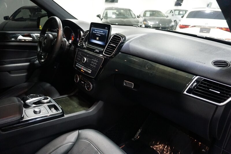 Mercedes-Benz GLE 350 Vehicle Full-screen Gallery Image 35