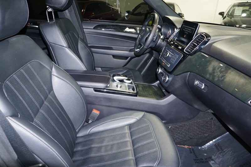 Mercedes-Benz GLE 350 Vehicle Full-screen Gallery Image 37