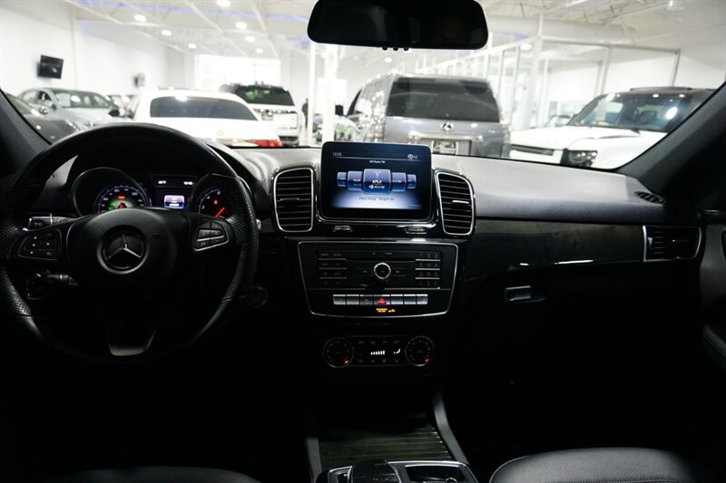 Mercedes-Benz GLE 350 Vehicle Full-screen Gallery Image 40